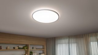 Vintažinio stiliaus LED kaitrinės lemputės, pakabinamos kaip pakabinami šviestuvai, sukuria šiltą atmosferą jaukioje valgomojo zonoje, demonstruodamos energiją taupančius ir stilingus namų apšvietimo sprendimus.